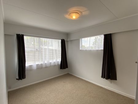 4A Hillview Crescent, Paparangi - Photo 4