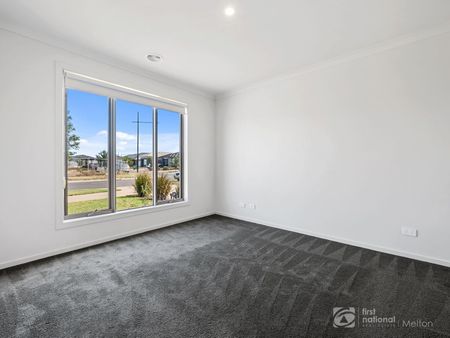 Stylish & Spacious Family Home in Weir Views - Photo 2