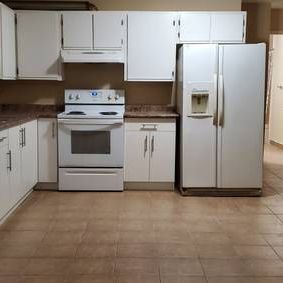 Basement suit with 1 bedroom and one washroom for rent - Photo 2