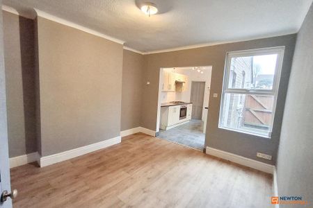 3 bedroom semi-detached house to rent - Photo 2