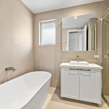 Sophisticated Coastal Sanctuary - Photo 5