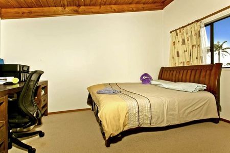 Sunny 3-Bed 2-Bath w Large Deck and Stunning Views - Photo 5