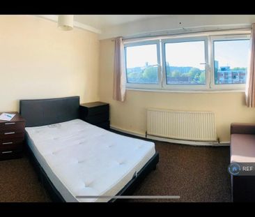 1 bedroom in a flat share to rent - Photo 2