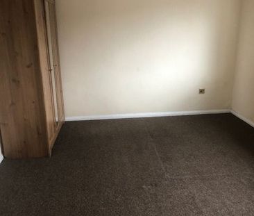 3 Bed Semi-Detached House, Alverstone Road, E12 - Photo 2