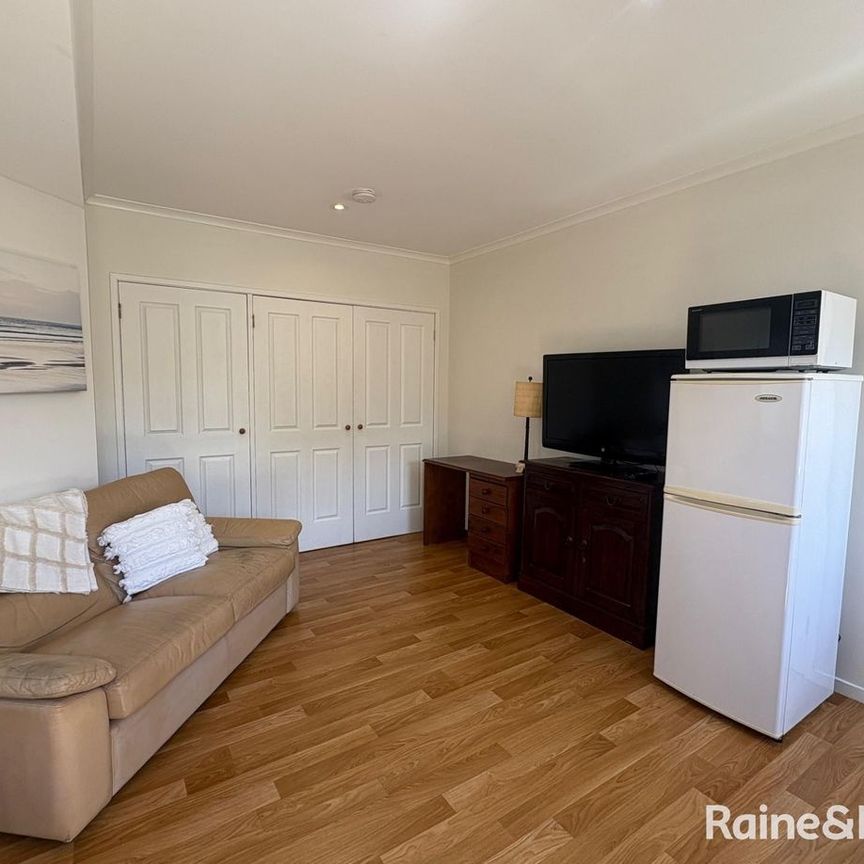 Sunny + fully furnished. Weekly Rent includes utilities! - Photo 1
