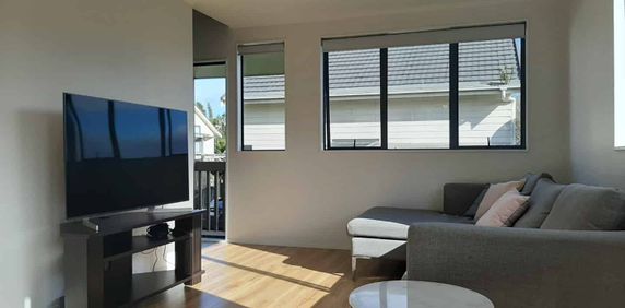 Spacious Family Home in Massey - Photo 2