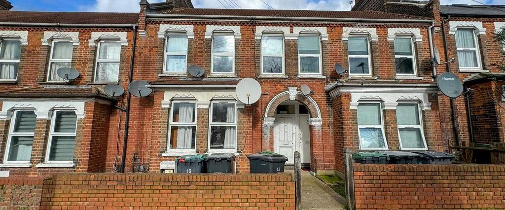 3 bedroom flat to rent - Photo 1