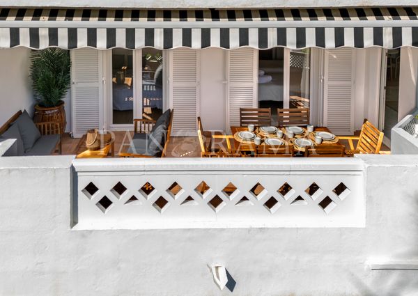 Apartment with sea views in a beachfront community Playa Rocio in Puerto Banús