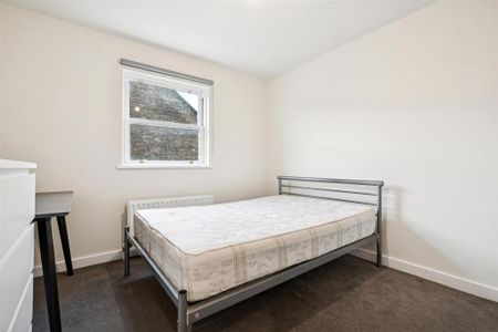 3 bedroom flat to rent - Photo 4