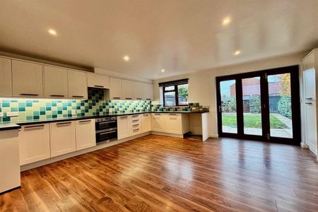 4 bedroom end of terrace house to rent - Photo 3