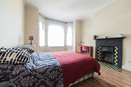 4 bedroom semi-detached house to rent - Photo 4