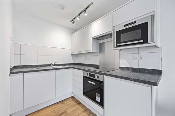 A newly refurbished one bedroom apartment in a convenient City location - Photo 1