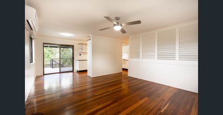 Spacious 5 bedroom Home - Photo 2