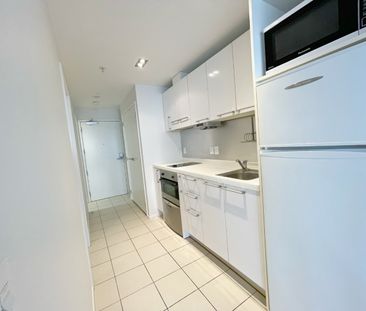 Cozy one bedroom Hobson St apartment with one carpark - Photo 2