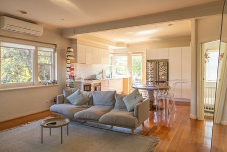 Stylish Art Deco Elegance with Modern Renovation in Prime Elwood Location - Photo 3