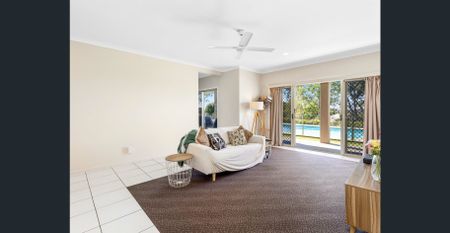 Luxury Fully Furnished Retreat with Pool & Panoramic Views | Mid March–End November 2026 - Photo 2