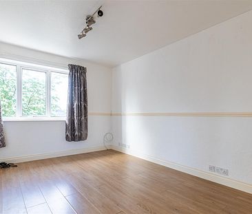 To Let 1 Bed Flat - Photo 6