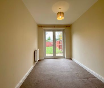 3 bedroom Semi-Detached House to let - Photo 2