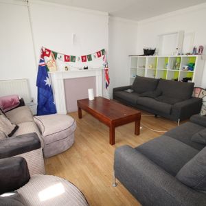 9 Bed Student Accommodation - Photo 2