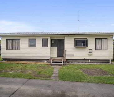 Tidy home with great yard space and garage - Photo 1