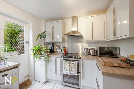 3 bedroom semi-detached house to rent - Photo 5