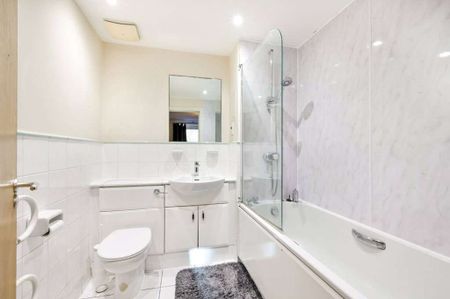 Modern and spacious 2 bedroom, 2 bathroom apartment to rent in this popular development moments from the Canary Wharf estate. Includes parking for one car. - Photo 5
