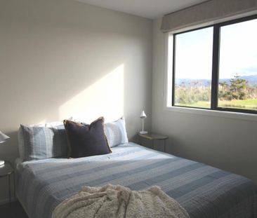 BRAND SPANKING NEW! - Photo 4