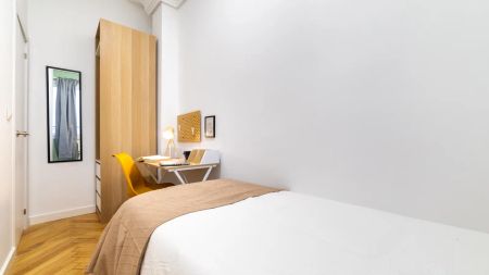 Room in a shared 7-bedroom apartment for rent in Niño Jesús, perfect for professionals and students - Photo 4
