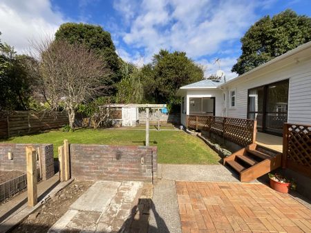 ELEVATED THREE BEDROOMS IN A PRIME LOCATION - Photo 5