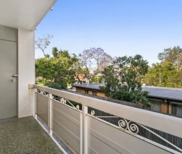 Easy & Modern Living in Leafy Corinda - Photo 3