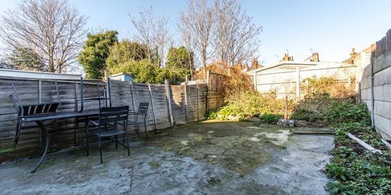 5 Bed Terraced House, Albert Square, E15 - Photo 3