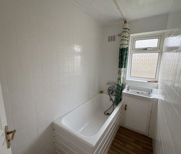 Melvyn Close - Photo 6