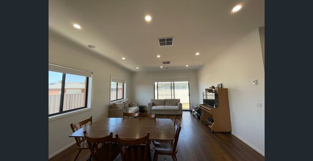 FOUR BEDROOM HOME ! - Photo 1