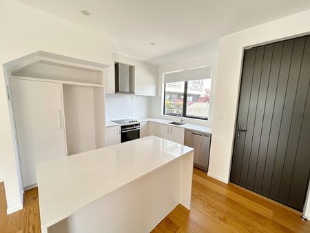 Stunning Three-Bedroom Townhouse at 2/4 Glen Atkinson, St Heliers – Act Fast! - Photo 2