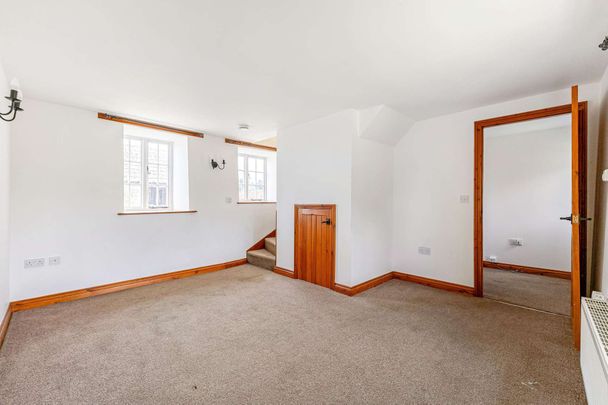 A charming one-bedroom end-of-terrace cottage situated in the heart of the picturesque Northamptonshire village of Titchmarsh. Enjoying attractive countryside v - Photo 1
