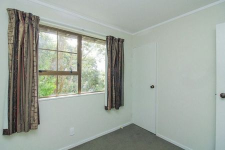 Chic 3BR Townhouse in Karori! Deck & Garden - Photo 3