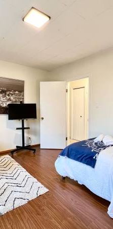 🏠 2 Bed 1 Bath Top Floor Unit in Prime Location - Photo 1