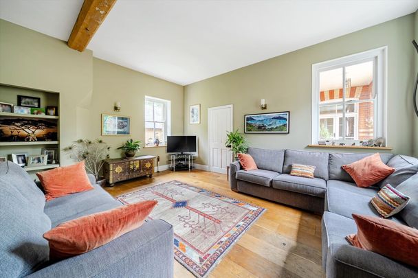 Available to let on both LONG and SHORT let basis this beautiful and spacious detached family home converted from a former Victorian coach house and stables. - Photo 1