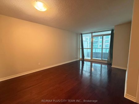 19 Grand Trunk Crescent #812 - Photo 2