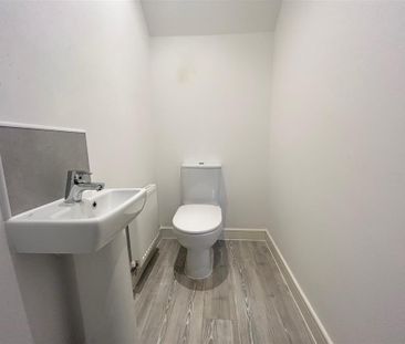 Cutter Lane, Doncaster, New Rossington - Photo 2