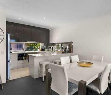 Luxury Waterfront Living in Emerald Lakes – Three Bedroom Townhouse - Photo 3