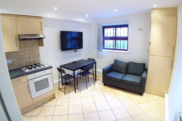 3 bedroom flat to rent - Photo 1