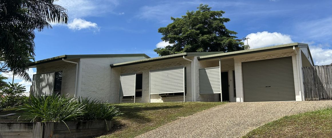 SPACIOUS FAMILY HOME IN SOUGHT AFTER EDMONTON! - Photo 1