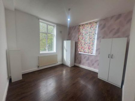 3 bedroom flat to rent - Photo 4