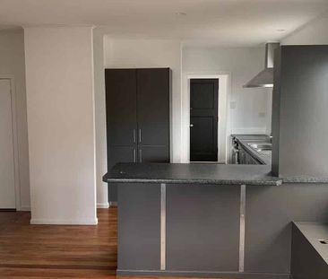 Standalone -Family Friendly - w workshop garage. - Photo 1