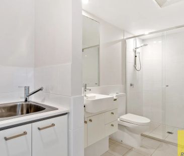 STUNNING TWO BEDROOM APARTMENT - Photo 2