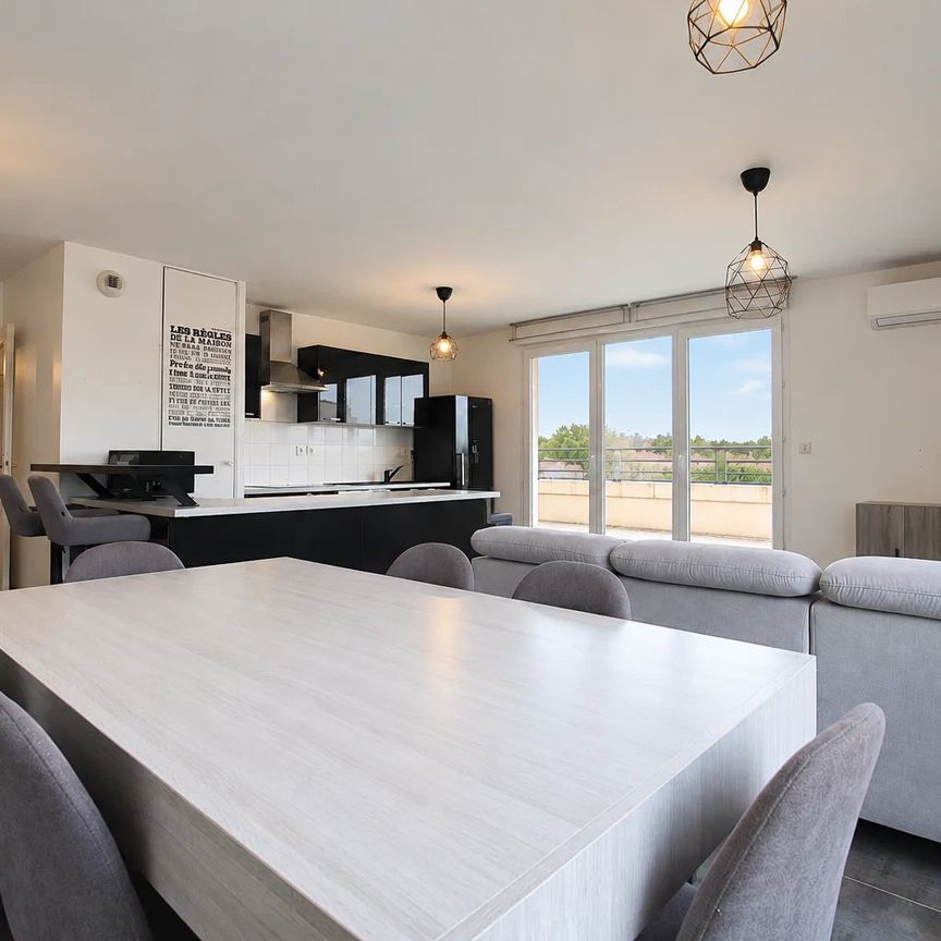 Vénissieux - Mairie : Superbe T3 de 69m² avec terrasse de 70m² et garage - Photo 1