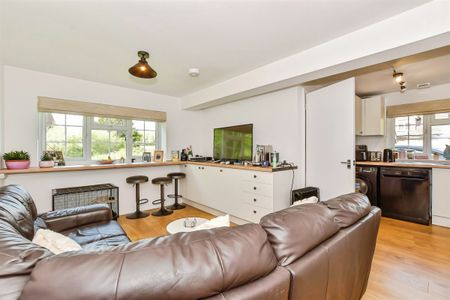 6 bedroom detached house to rent - Photo 5