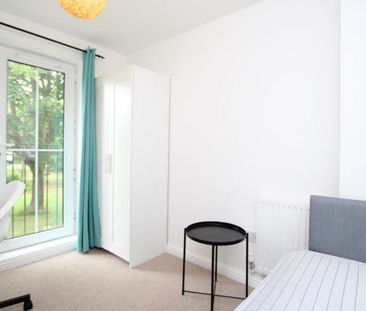 ***STUDENT PROPERTY*** A modern property in a popular location suit... - Photo 4