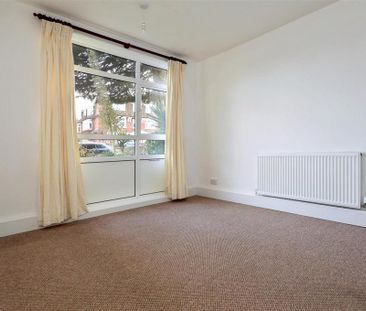 3 bedroom flat to rent - Photo 4